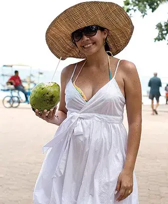 Capelina de rafia, solero ideal para playa y agua de coco, bebida típica. Fotos de Anahí Bangueses Tomsig en Bahía.