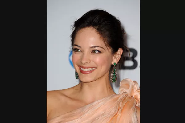 Kristin Kreuk, la chica que interpretaba a Lana Lang en la Smallville, optó por un recogido despeinado y también procuró que el color de los aros resaltara el de los ojos