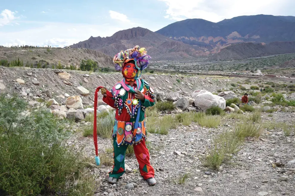 Trajes coloridos con espejitos y máscaras para la Fiesta de Carnaval.