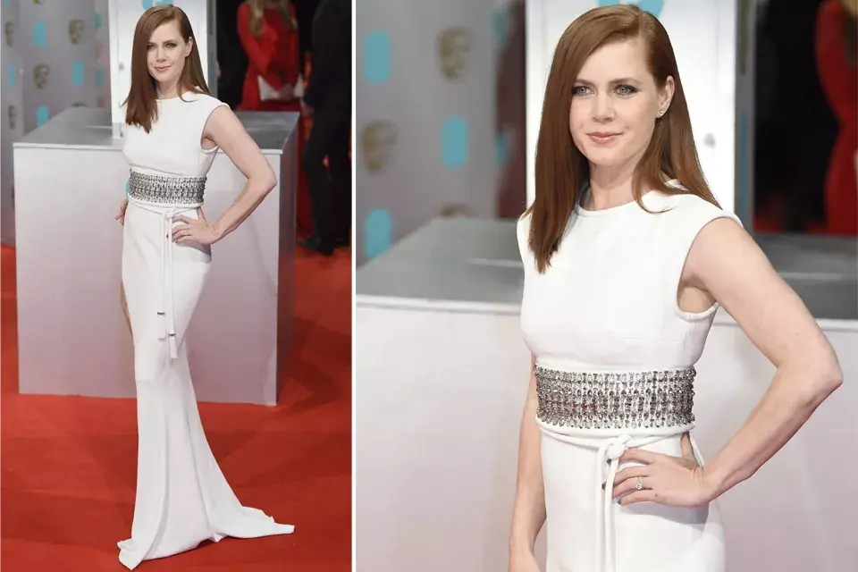 Amy Adams lució su figura perfecta con un Lanvin blanco, aunque el protagonista del look fue su cinturón brillante, que acentuaba su cintura. ¡10 puntos!
