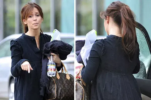 Un look más informal para Jennifer love Hewitt, con una cola de caballo alta y el flequillo hacia el costado