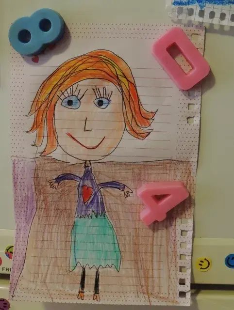 En casa los dibujos de mis hijas decoran la cocina