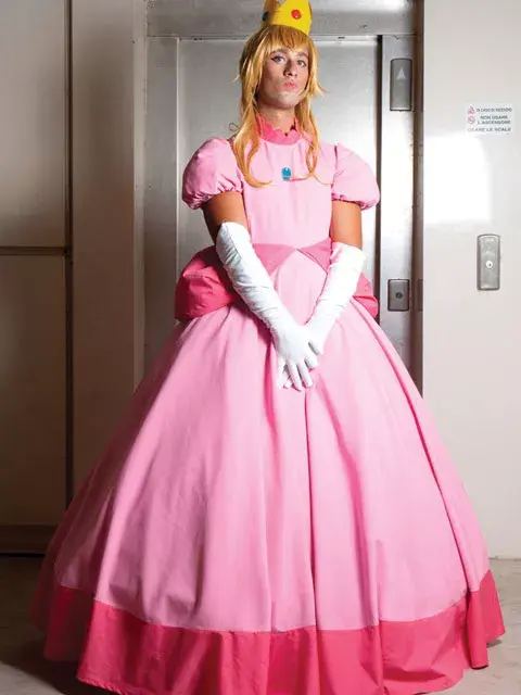 Qiuenes practican crossplay se disfrazan de un personaje de ficción del género contrario.