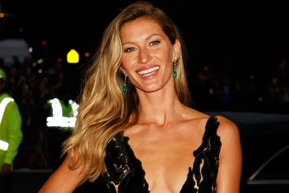 Gisele Bündchen dejó su pelo suelto, con algunas ondas, y acompañó el look con aros de diamantes y esmeraldas de Fred Leighton