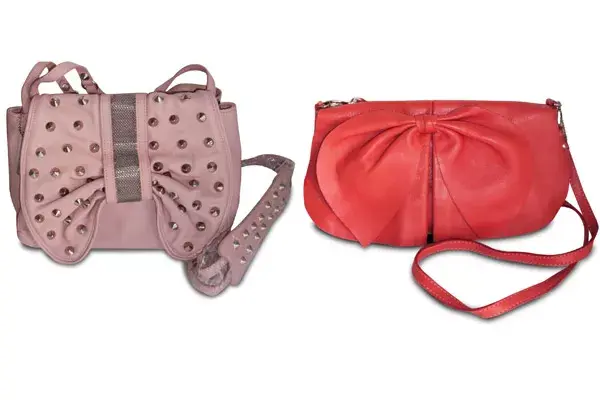 Súperglamorosas, las propuesta de Katty Miyoko: cartera con moño y tachas en la solapa ($225)  y bandolera de cuero con moño caída en la solapa ($329)