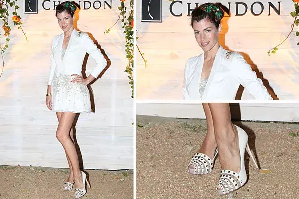 Súper femenina, Daniela Urzi eligió un vestido blanco bordado, una chaqueta corta y zapatos con taco altísimo con tachas para ir a la fiesta de Chandon en Punta. En el pelo, moños verdes