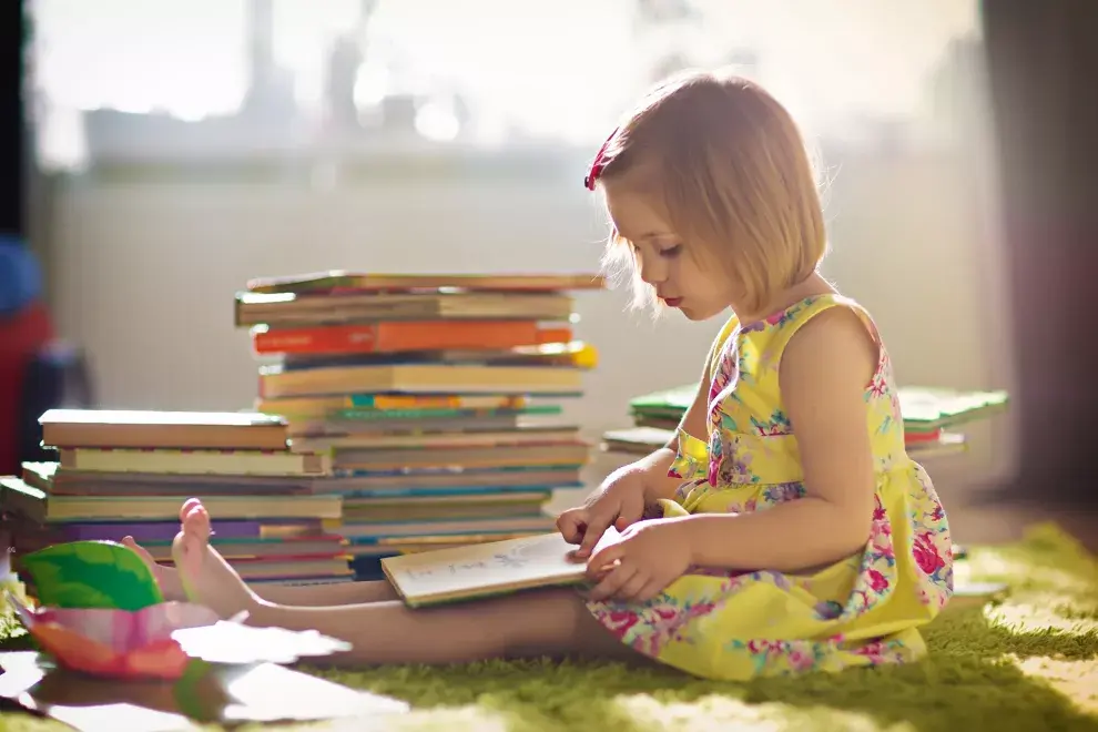 Los niños que leen tienen mejor y mayor rendimiento educativo, saben escuchar, respetar los turnos para hablar, dar opiniones y expresar sus sentimientos.