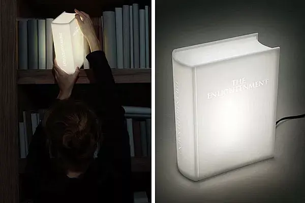 Una lámpara de led que parece un libro luminoso. Un guiño divertido para tener en la biblioteca