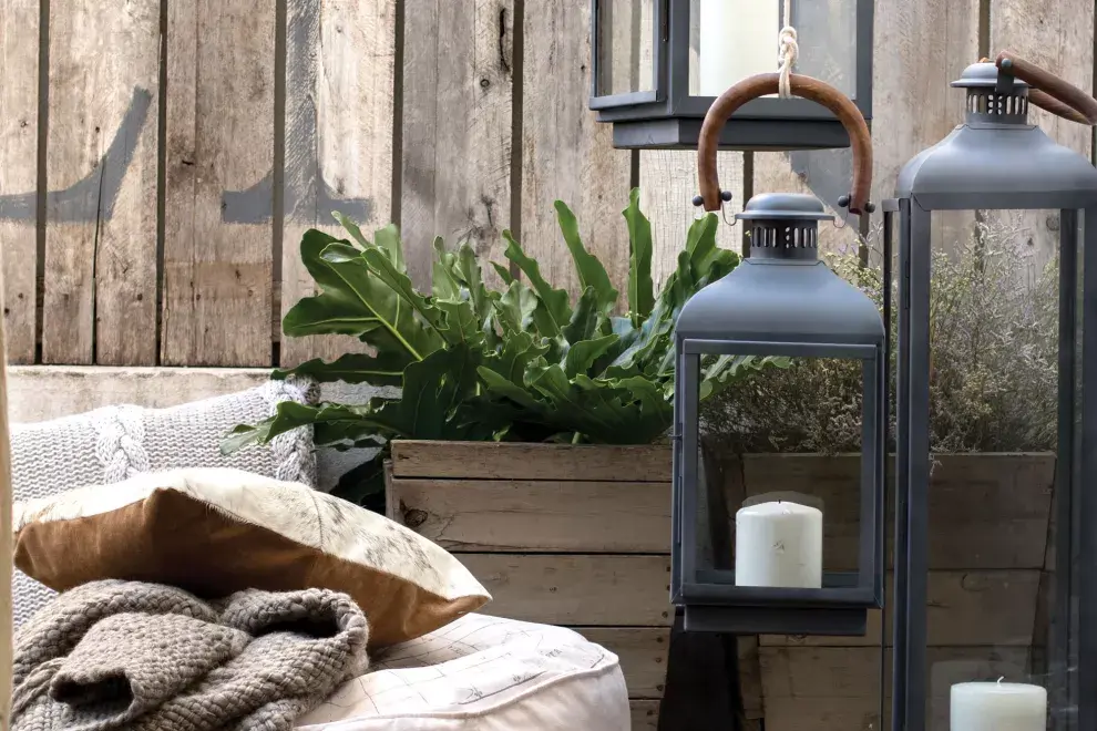 Un detalle que va muy bien con estos ambientes son los faroles, para aportar calidez y luz