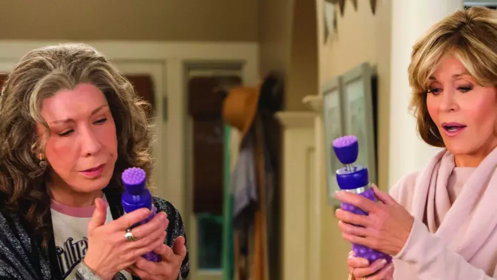 Grace and Frankie, la serie en la que las protagonistas fundan una compañía de vibradores para mujeres mayores con problemas de movilidad.