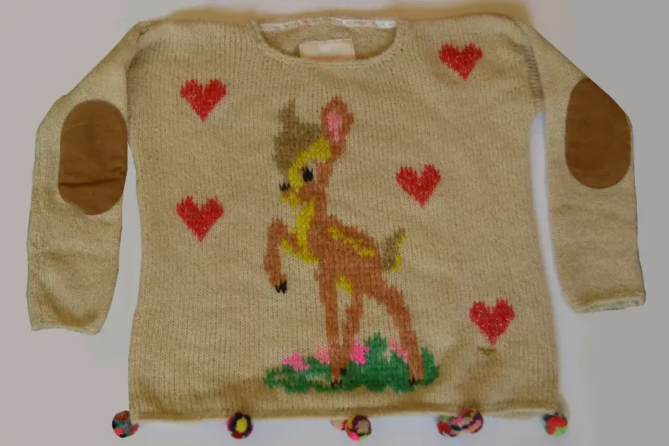 Sweater Bambi tejido y bordado a mano con terminaciones de pompones de colores y coderas de gamuza (Consultar precio, Agus Saquer)