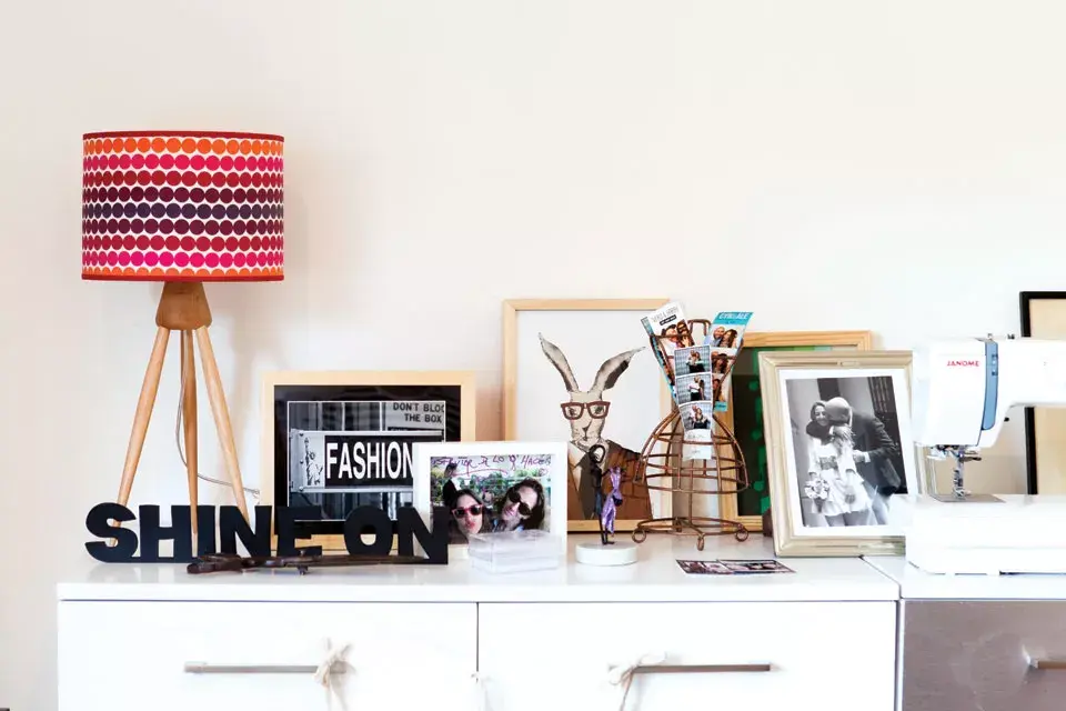 La lámpara es de Casa Fad y el cartelito es de Belgika Home and Deco