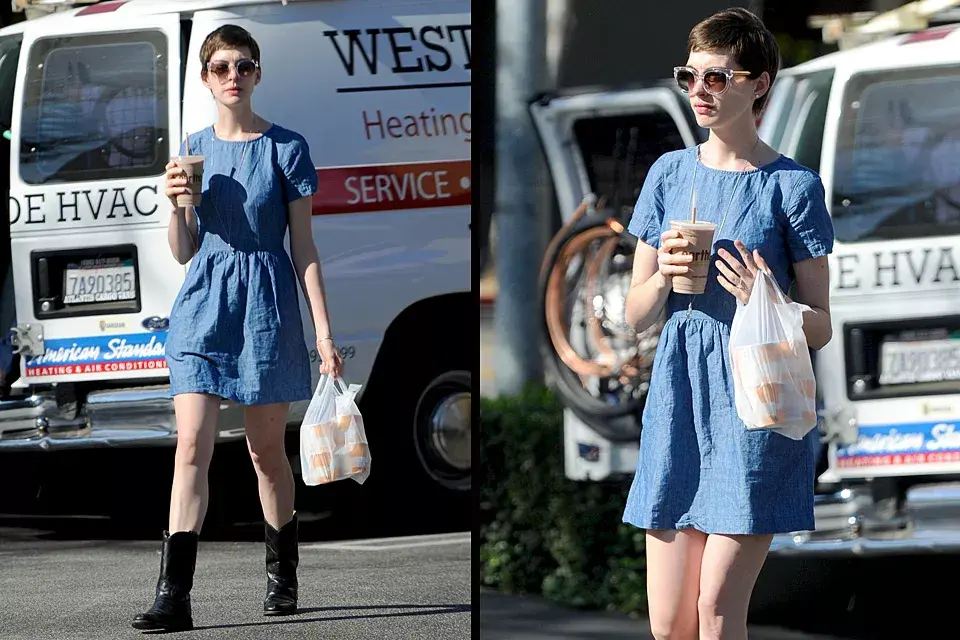 A Anne Hathaway le gusta combinar vestidos con botas texanas... eso sí, lo podría haber planchado un poco, no?