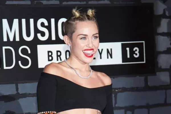 La tierna Hannah Montana, ahora, convertida en una chica mala