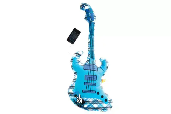 La versión de almohada musical para nenes. Se puede conectar al iPod y simular un concierto de rock (Ominim, $369)