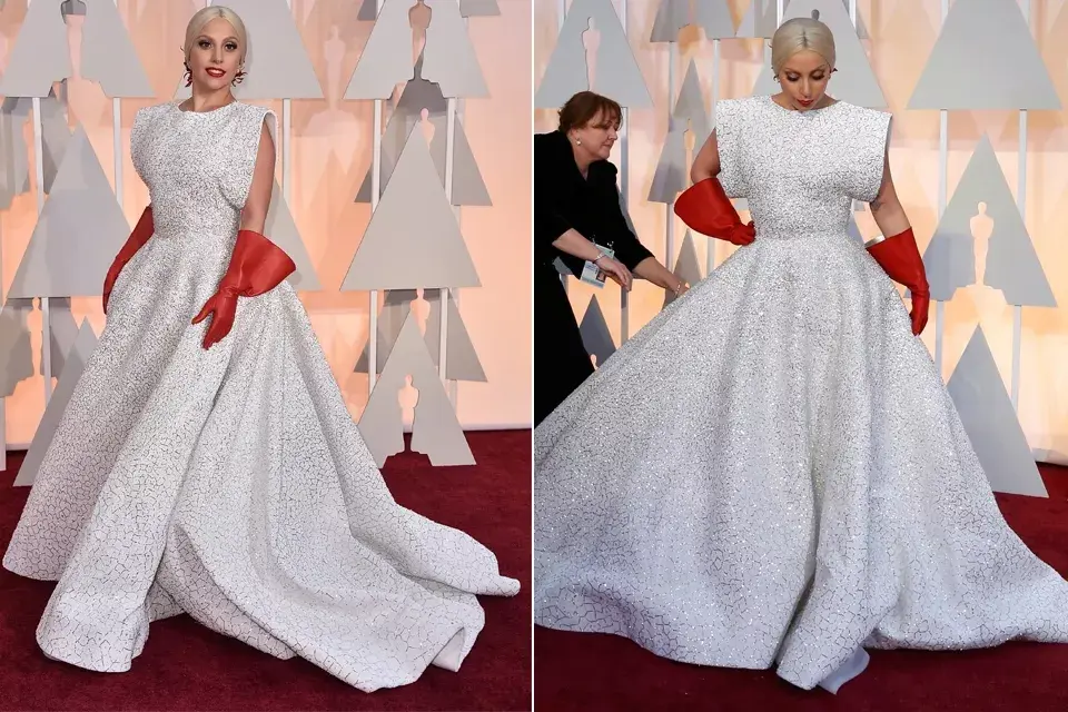 Lady Gaga, más discreta que de costumbre, se vistió de Alaia, con un vestido brillante y ¡enorme! ¿El detalle? Esos guantes rojos que... bueno, mejor ni hablar