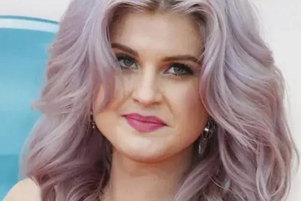 Kelly Osbourne mezcla canas con rosa pálido en su look