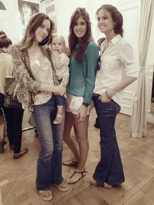 Agustina Attias estuvo en la presentación de la colección otoño-invierno de Paris by Flor Monis y eligió un blazer bordado con lentejuelas y canutillos para realzar un look informal