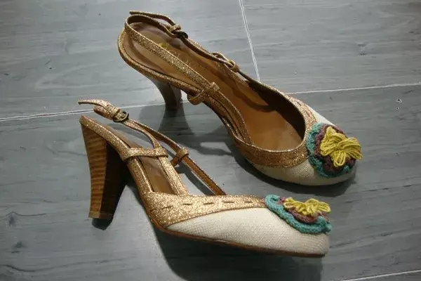 Hay prendas desde los años 30 hasta la actualidad. Podés encontrar diseños con cuero cuero, blazers, camisas, vestidos, impermeables, zapatos, botas, carteras y tocados