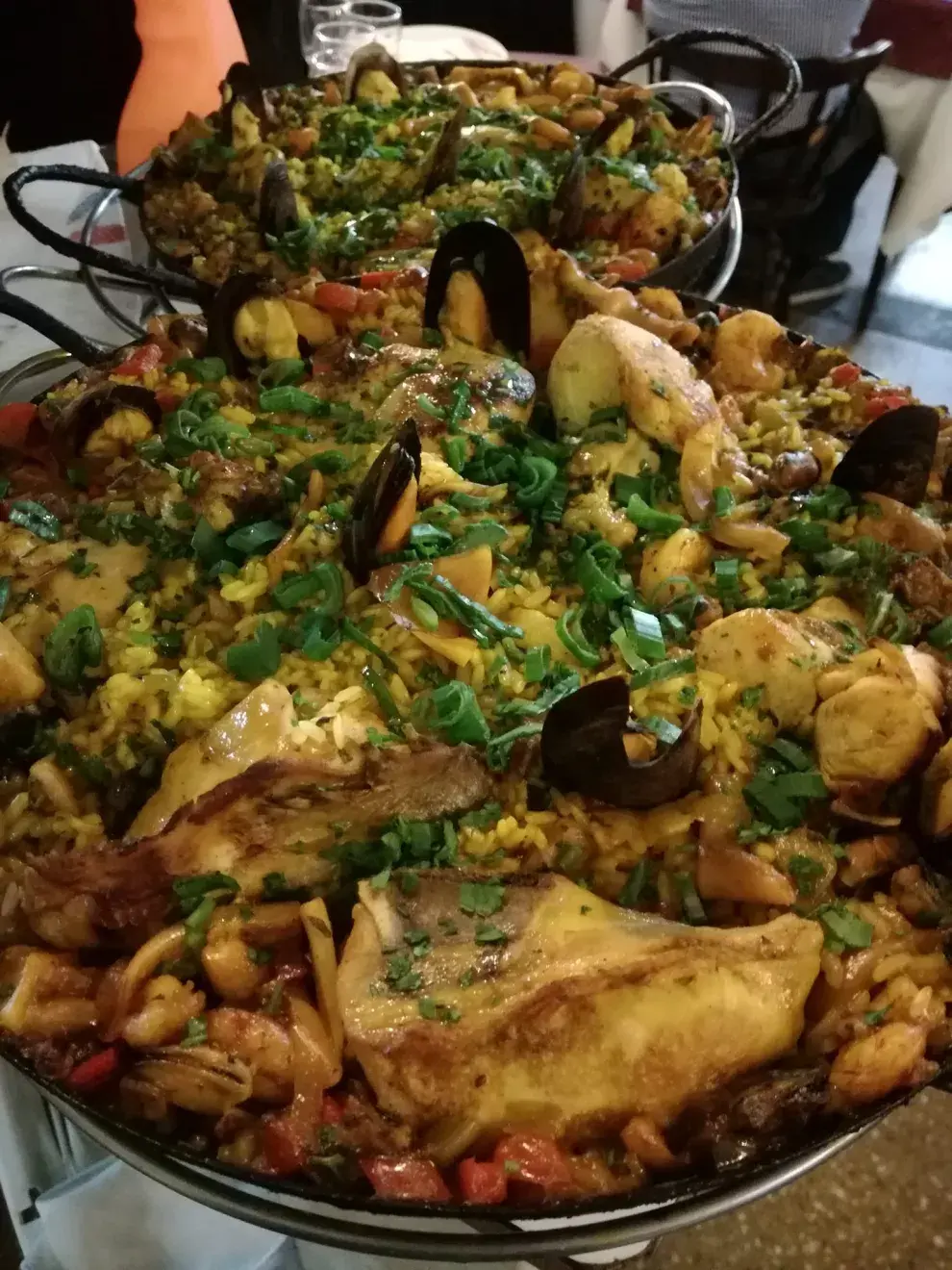 Los imperdibles de El faro de Vigo: la tortilla de papa, la paella con mariscos y pollo y de postre la natilla