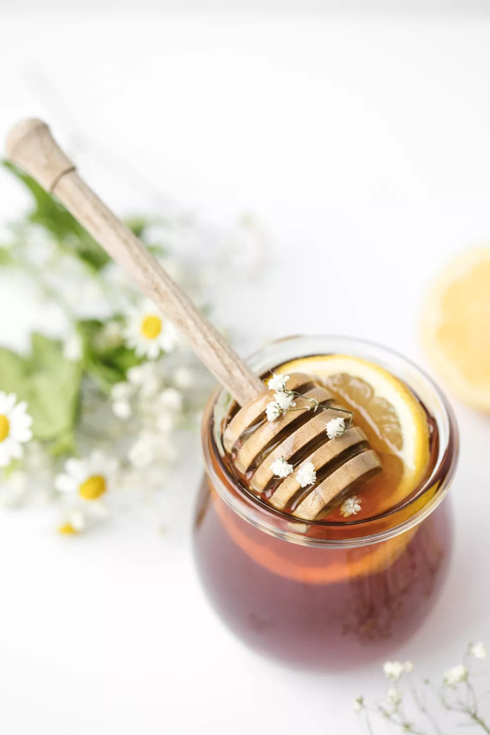 La miel es una excelente opción para reemplazar el azúcar.