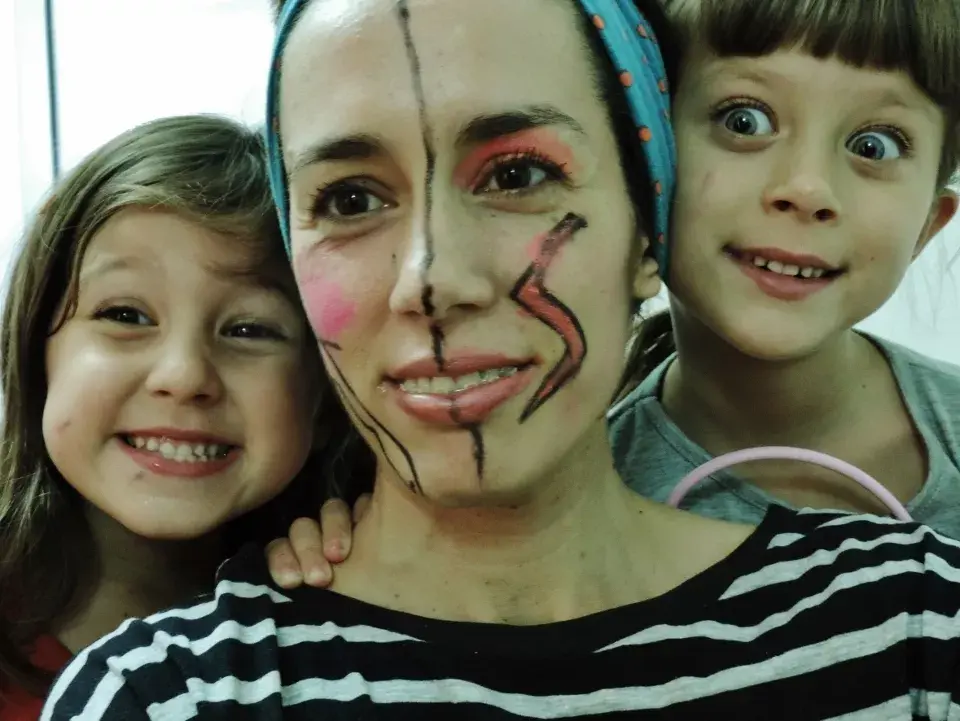 DIVIDIDA: tengo dividida hasta la cara. Hijas dibujaron esa línea, así cada una tenía su mitad para pintarme