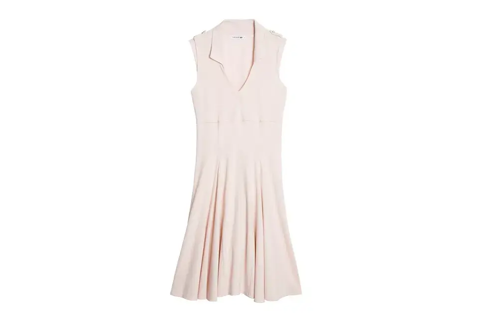 Vestidito sporty-chic en rosa pastel (Lacoste, $709)