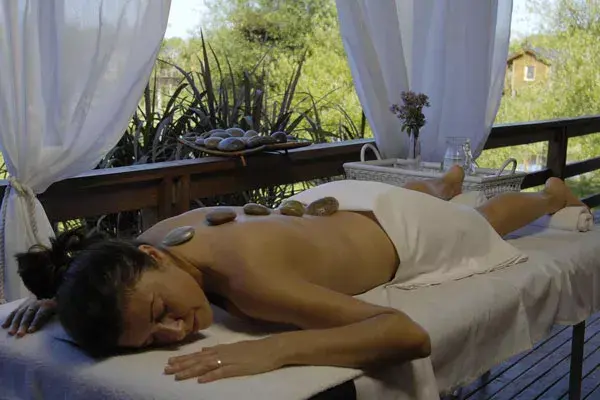 Una sesión de masajes en un lugar rodeado por la naturaleza