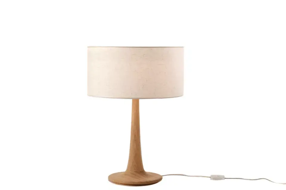 Lámpara con pantalla de lino (Objetos Luminosos, $3770)