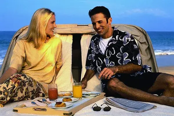 Te mira con tanta intensidad que te la pasás chequeando si se te corrió la bikini, si tenés algo entre los dientes