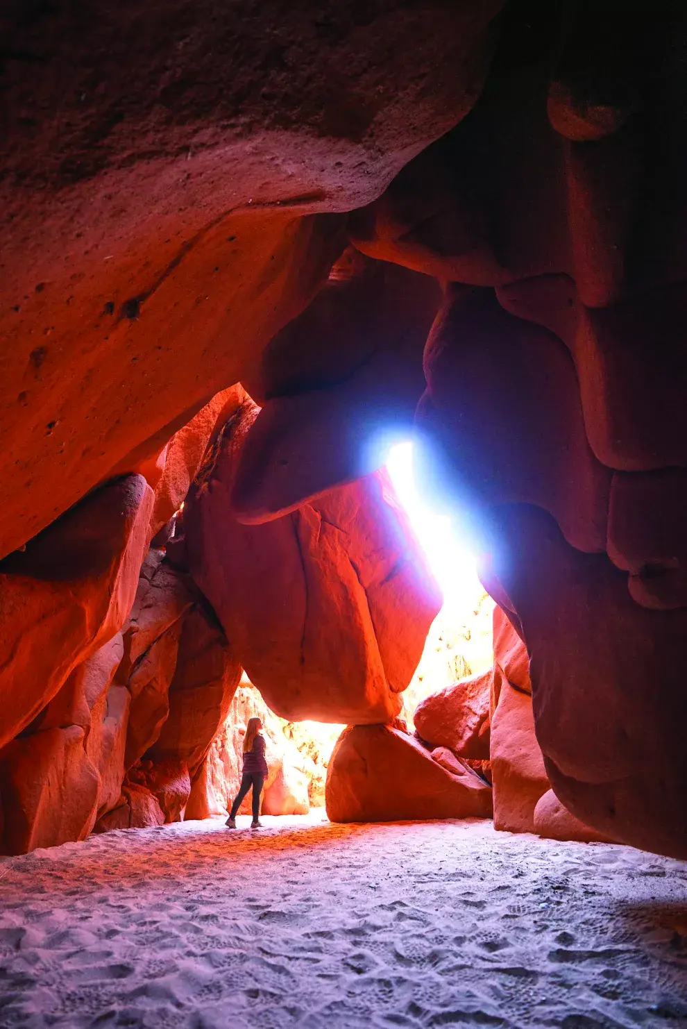 Cuevas de Acsibi. En cacán –idioma de la etnia diaguita–, significa “lugar de fuego”, por el rojo intenso que predomina ahí.