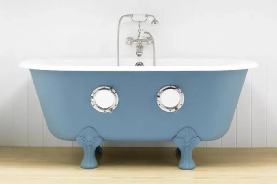 Para que tu bebé disfrute de un baño placentero y original, una bañera con ventanas de barco