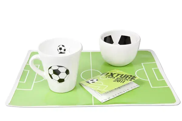 Muy divertida la propuesta de www.acabajo.com , individual, taza y bowl futboleros ($100)