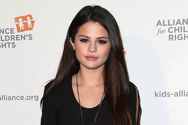 Con mucho pelo y bien morocho, Selena Gómez usa el pelo planchado y ¡sin una gota de frizz!