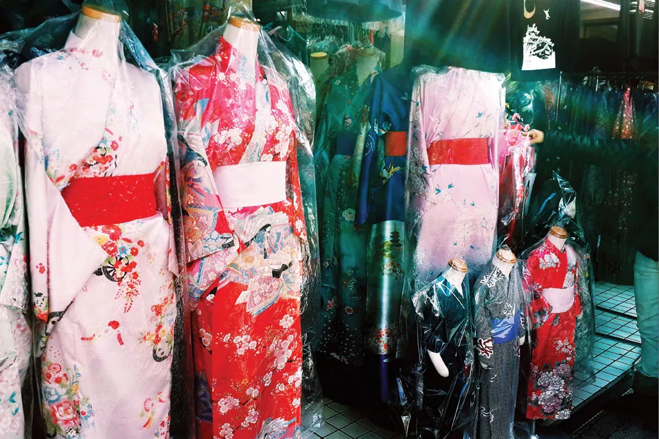 ¿Fantasía de geisha?  Aunque no es cómodo, vale ir por la calle en kimono