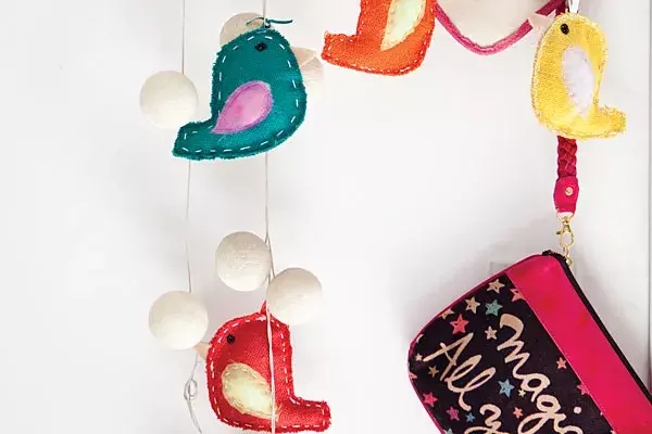 Las bolitas de luces de color crudo las trajeron de un viaje y los Pajaritos de arpillera de colores, de Fun Boutique