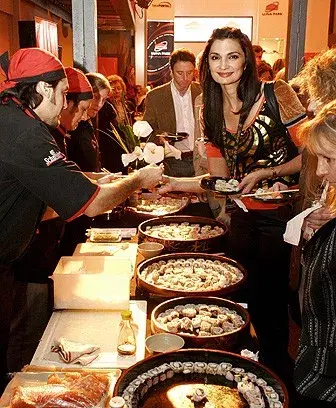 Mariana Arias también estuvo en el recital de Julio Iglesias, y probó el sushi preparado por Sensu.