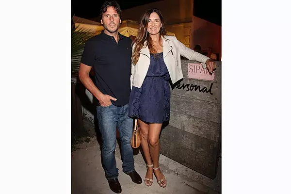 Vestidito ladylike y chaqueta de cuero color blanca, una combinación ideal la que eligió Andrea Frigerio (en la foto está con su esposo) para ir a comer a Sipan