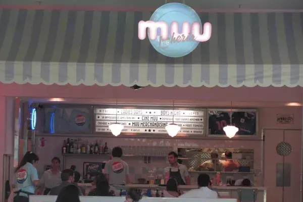 En vaso típico de merendero americano, tomate un licuado de banana en Muu Lechería de Palermo