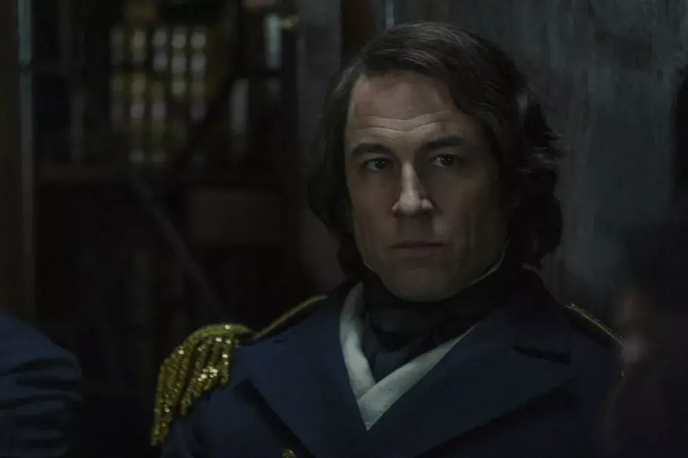 Tobias Mendiez como Comandante James Fitzjames en The Terror