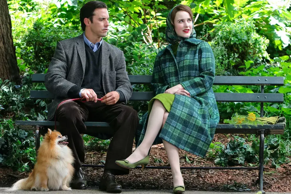 Rachel Brosnahan y Milo Ventimiglia en el set de 'The Marvelous Mrs Maisel'.