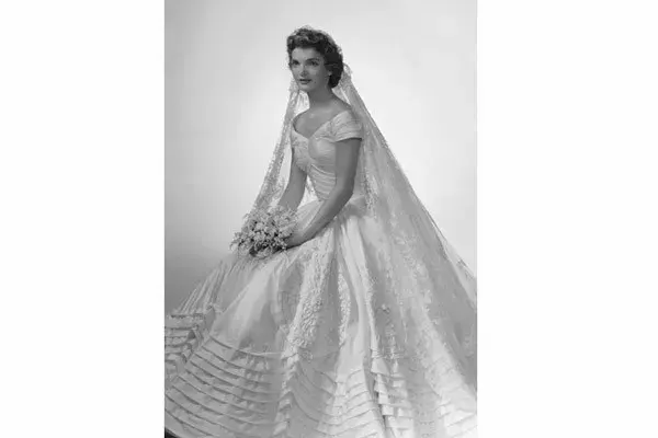 Dueña de un estilo propio, Jacqueline Bouvier usó un vestido de seda con mucho volúmen en color marfil, diseñado por Ann Lowe, en su casamiento con John F. Kennedy en 1953. El velo, heredado de su abuela, completó el traje