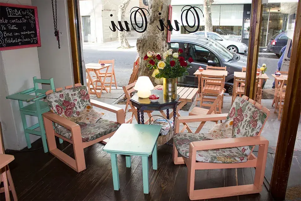 Decoracion colorida, muy de la casa, como si se tratara del comedor de la abuela