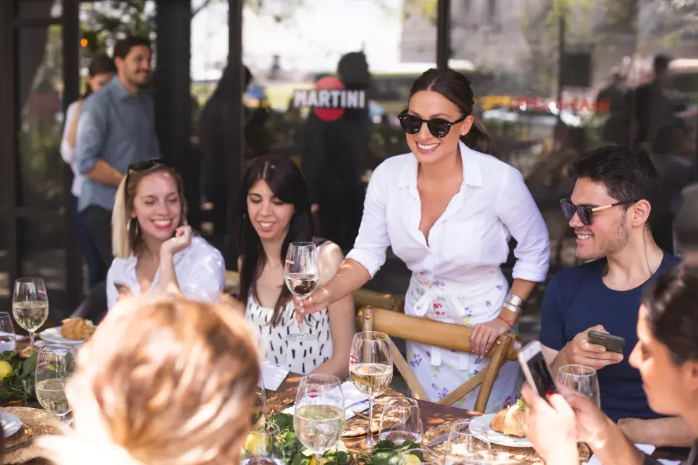 Martini presentó su vino espumoso con un delicioso brunch al aire libre