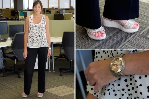 ¿Qué opinás  de este look? Blusa a lunares en negro y blanco, pantalón de vestir negro y sandalias en crudo ¡Nos encanta el reloj!