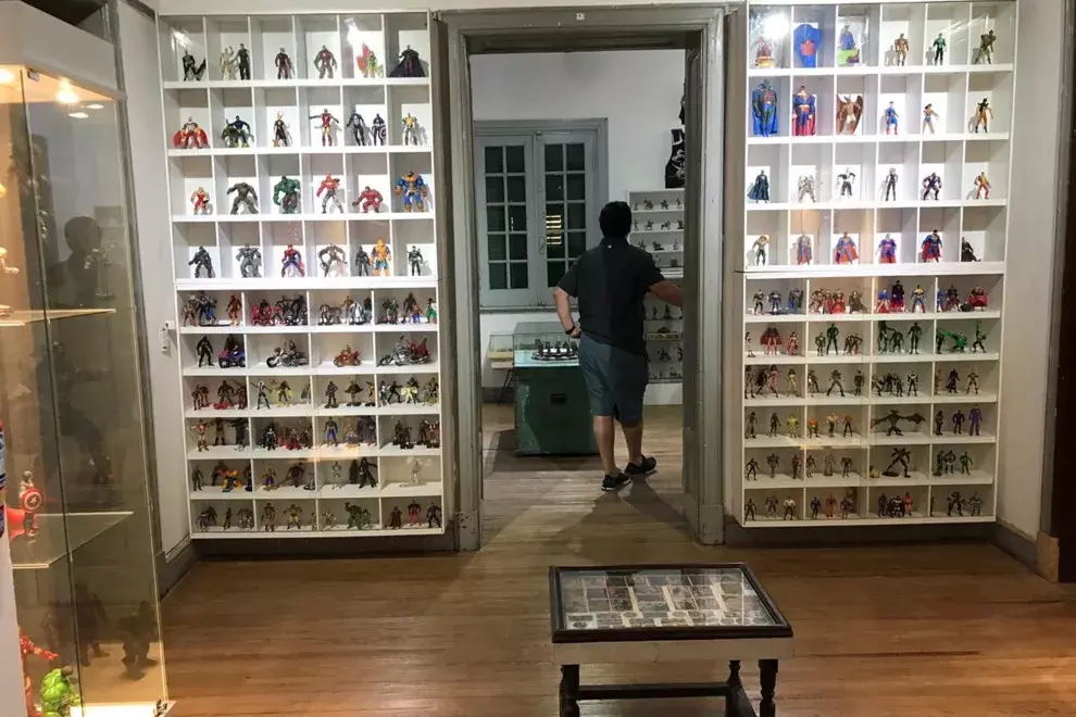 Hay una colección de más de 30.000 muñecos, revistas, disfraces, juegos, maquetas en el castillo