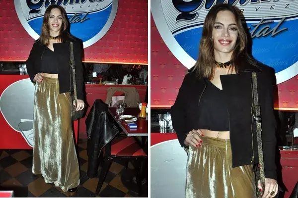 Emilia Attias con blazer y top negro, falda de terciopelo color champagne y bandolera al hombro ¿Qué pensas de su look?