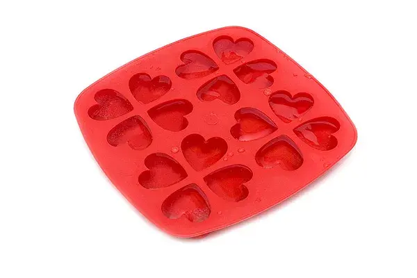 Una original cubetera de goma con forma corazones de Practi-K ($20)