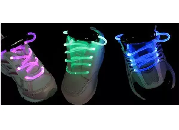 Ideal para los más chicos, cordones con luz para hacer que las zapatillas brillen en la oscuridad