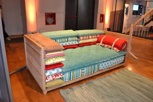 La propuesta de Inés Calamante + Artesano de Sueños se convirtió en un éxito dentro de la muestra. Sobre una estructura de madera, almohadones de diseños y colores diferentes dan forma a este colorido y comodísimo sillón